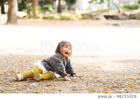 泣いている子ども 96255029