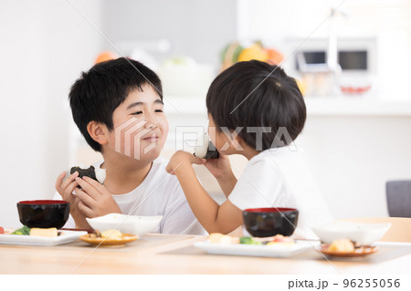 ファミリー　おにぎりを食べる兄弟 96255056