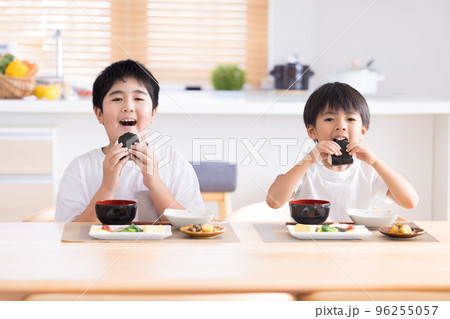 ファミリー ご飯を食べる男の子 ファミリー ご飯を食べる男の子 96255057