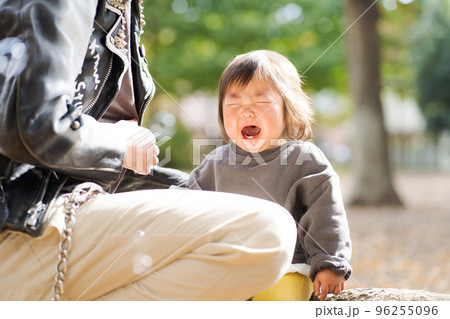 泣いている子ども 泣いている子ども 96255096