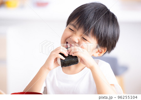 ファミリー　食事　おにぎりを食べている男の子 96255104