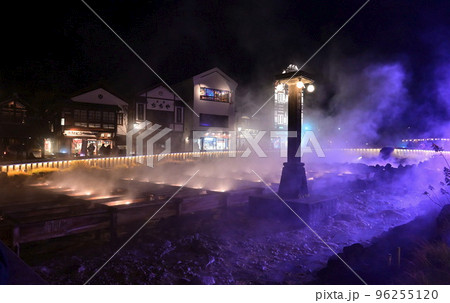 草津温泉　湯畑　ライトアップ 96255120