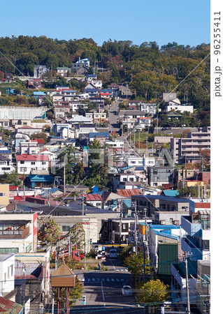 十間坂から見た励ましの坂と住宅街【北海道小樽市】 十間坂から見た励ましの坂と住宅街【北海道小樽市】 96255411
