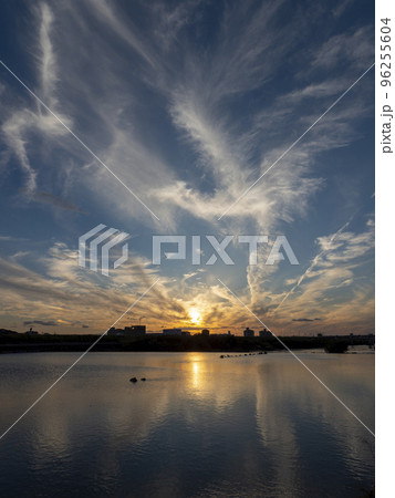 大阪を流れる大和川と夕焼けの風景 96255604