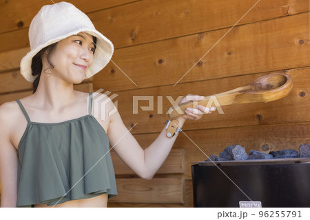 サウナでセルフロウリュをする若い女性　サウナ女子 96255791