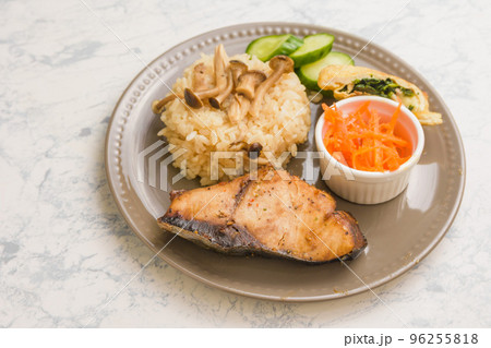 焼き魚と炊き込みご飯ランチ 96255818