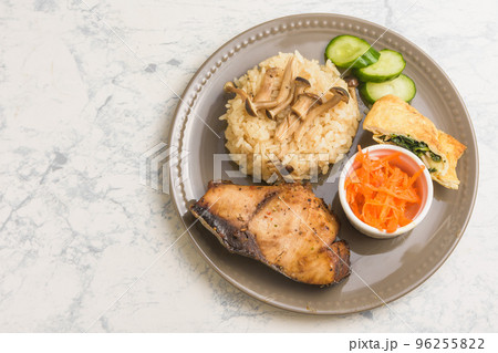焼き魚と炊き込みご飯ランチ 96255822