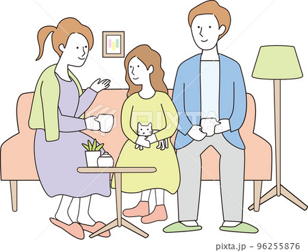 部屋でくつろぐ家族ラインあり 96255876