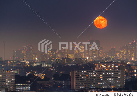 《東京都》満月の東京都市夜景・新宿副都心の摩天楼をのぞむ 96256036