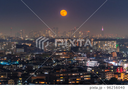 《東京都》満月の東京都市夜景・新宿副都心の摩天楼をのぞむ 96256040