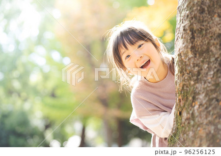 かくれんぼをする女の子 96256125