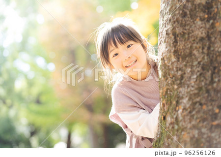 かくれんぼをする女の子 96256126