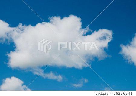 夏の青い空と白い雲 夏の青い空と白い雲 96256541