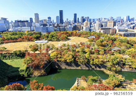 大阪府大阪市 大阪城天守閣からの眺め(西の丸庭園方面) 大阪府大阪市 大阪城天守閣からの眺め(西の丸庭園方面) 96256559