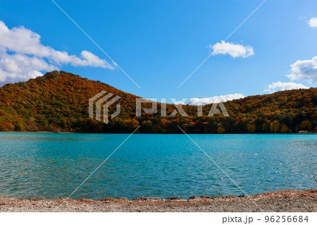紅葉と湖のある風景 96256684