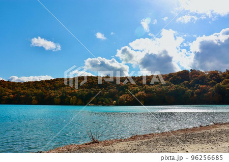 紅葉と湖のある風景 96256685
