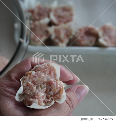 「焼売を作る手」 96256775