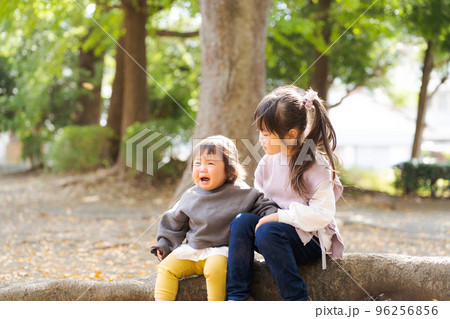 仲良く遊ぶ姉妹 96256856