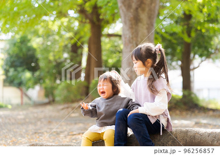 仲良く遊ぶ姉妹 仲良く遊ぶ姉妹 96256857