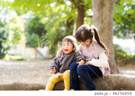 仲良く遊ぶ姉妹 96256859