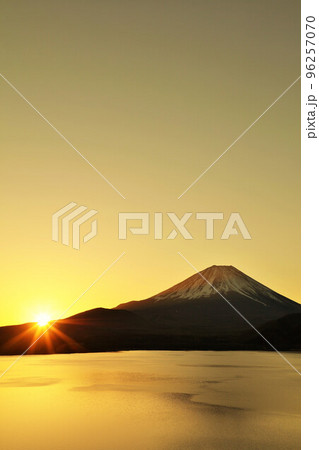 富士山と初日の出 富士山と初日の出 96257070