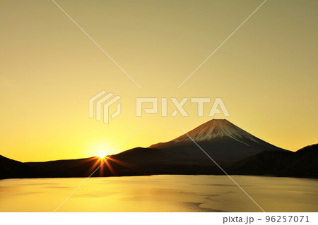 富士山と初日の出 96257071