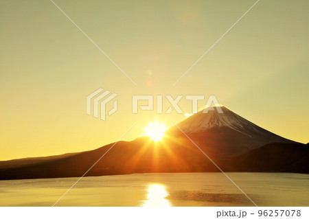 富士山と初日の出 96257078