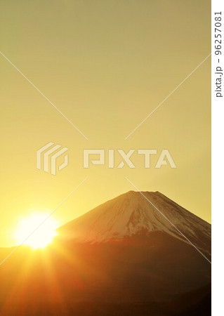 富士山と初日の出 96257081