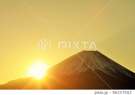 富士山と初日の出 96257082