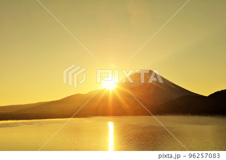 富士山と初日の出 富士山と初日の出 96257083