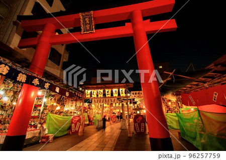 暮れの風物詩　鳳神社の酉の市 96257759