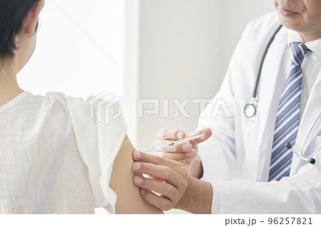 中年女性にワクチンを打つ医師　顔無し 96257821