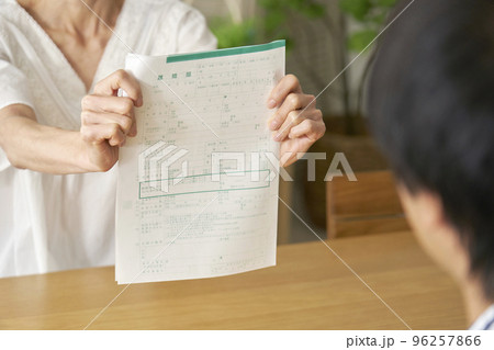 離婚届を突き出す妻 顔無し 離婚届を突き出す妻 顔無し 96257866