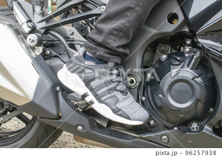 バイクの右サイドステップにお足をのせている様子の写真素材 [96257938 