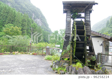 周る水車 96258214