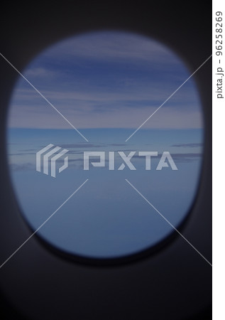 機窓に見えた水平線 機窓に見えた水平線 96258269