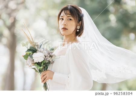 ガーデンウエディング・花嫁イメージ 96258304