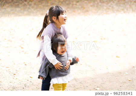 仲良く遊ぶ姉妹 仲良く遊ぶ姉妹 96258341