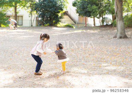 仲良く遊ぶ姉妹 仲良く遊ぶ姉妹 96258346