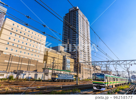 日本の横浜都市景観　鶴見駅。鶴見駅前のタワーマンションなどを望む 96258577