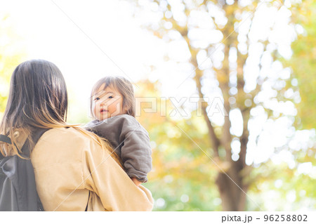 秋の公園で遊ぶ親子 96258802