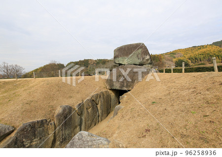 奈良県　明日香村　冬　石舞台古墳 96258936