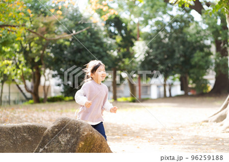 公園で遊ぶ女の子 公園で遊ぶ女の子 96259188