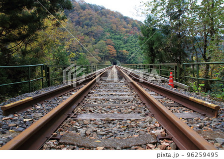 廃線になったJR三江線（現在は江の川鉄道）県境の広島県側　柳原トンネル前より 96259495