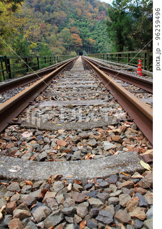廃線になったJR三江線（現在は江の川鉄道）県境の広島県側　柳原トンネル前より 96259496