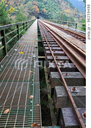 廃線になったJR三江線(現在は江の川鉄道)県境の広島県側 柳原トンネル前より 廃線になったJR三江線(現在は江の川鉄道)県境の広島県側 柳原トンネル前より 96259498