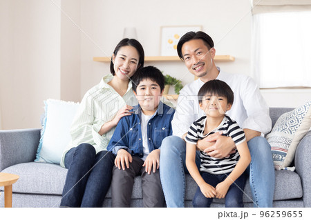 家族のポートレート　笑顔でソファーに座る家族 96259655