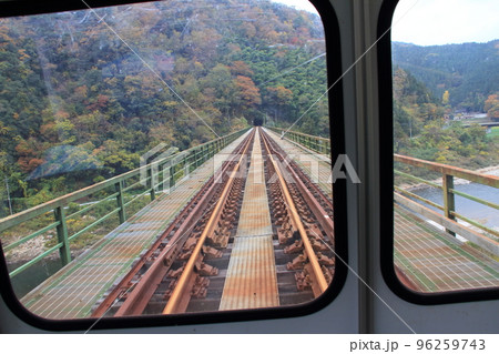廃線になったJR三江線(現在は江の川鉄道が不定期で運行する観光用のトロッコ列車の車窓風景) 廃線になったJR三江線(現在は江の川鉄道が不定期で運行する観光用のトロッコ列車の車窓風景) 96259743