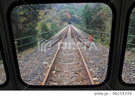 廃線になったJR三江線(現在は江の川鉄道が不定期で運行する観光用のトロッコ列車の車窓風景) 廃線になったJR三江線(現在は江の川鉄道が不定期で運行する観光用のトロッコ列車の車窓風景) 96259749