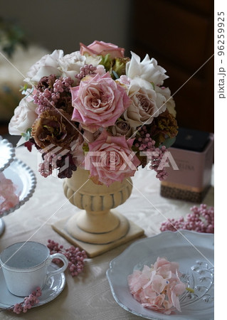 ベージュピンクのバラのコーディネート 96259925